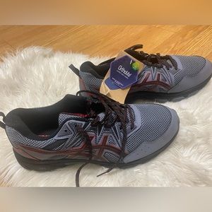 Men’s ASICS Trail Shoe size 11.